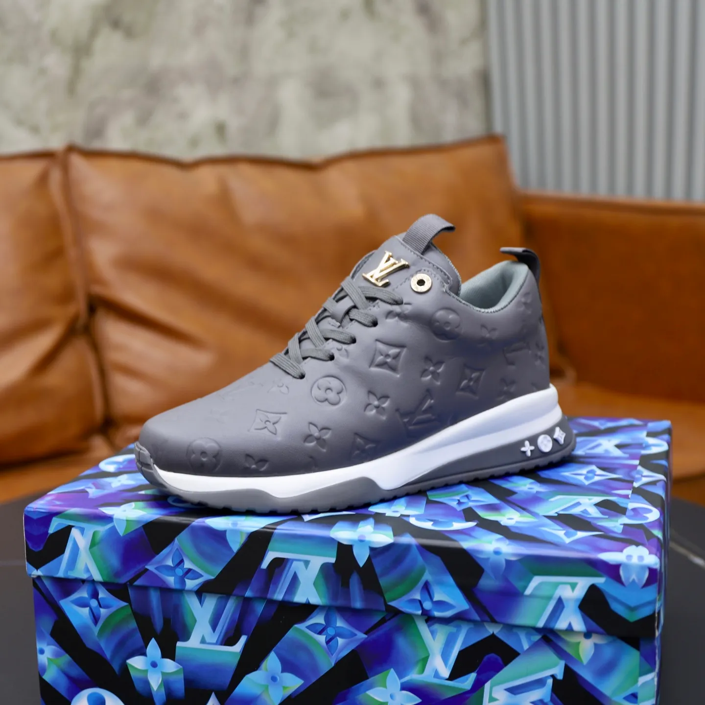 Factory price: 520💰【LV】Louis Vuitton is a high-end brand of men's shoes, new models on the market, top luxury brand, the latest fashionable casual men's shoes, trendy and versatile style, relaxed and sporty style, calfskin upper and ultra-fine workmanship. The original personalized fashionable rubber wear-resistant outsole is light and comfortable on the foot. Code number: 39-44 (45, 46 customized)